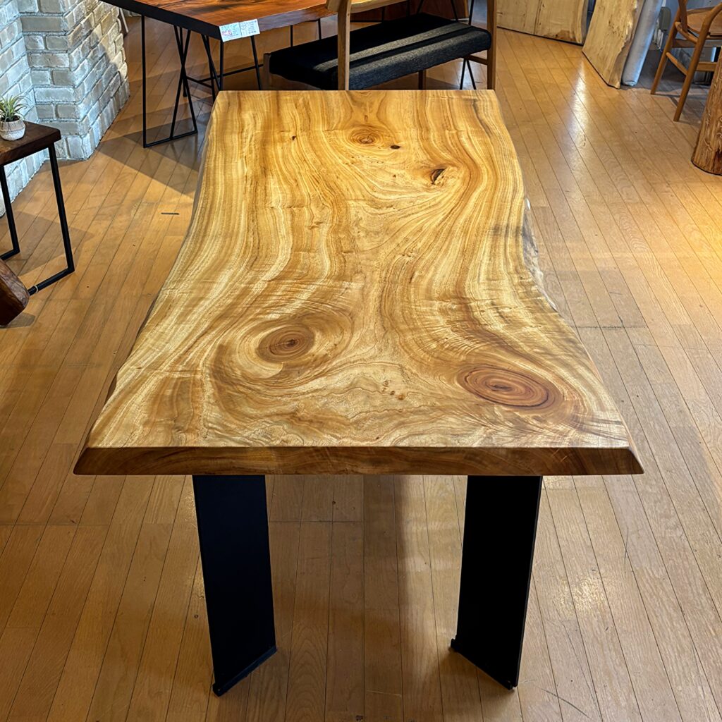 一枚板、木の種類はシオジです。 シオジ無垢一枚板 - 一枚板テーブル