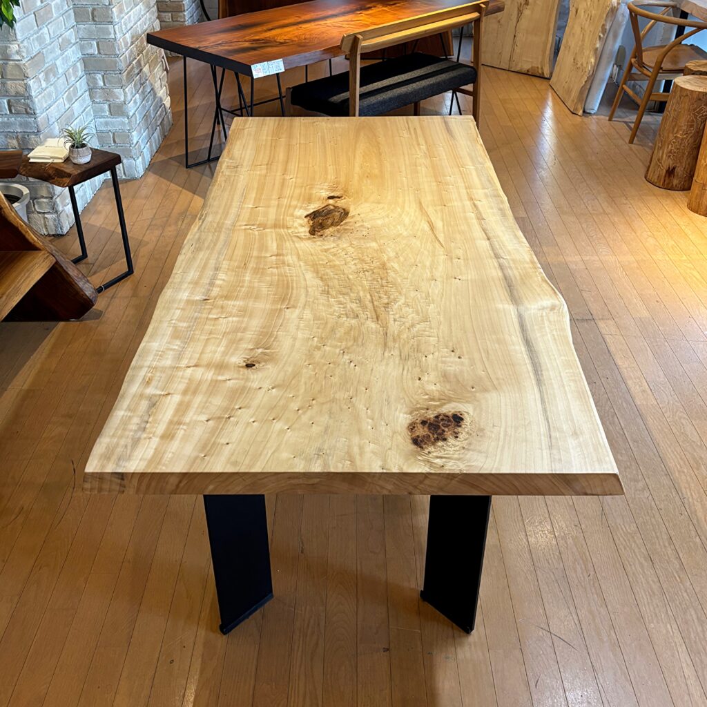 一枚板、木の種類はシオジです。 シオジ 一枚板 一枚板リビング